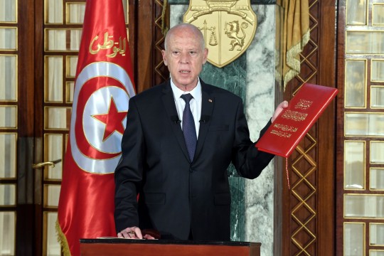 فرانس24: قيس سعيد ماض في تفكيك الديمقراطية في تونس