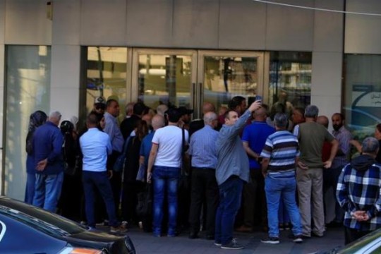 لبنان: اقتحامات جديدة لمصارف من قبل مودعين يطالبون باسترداد أموالهم