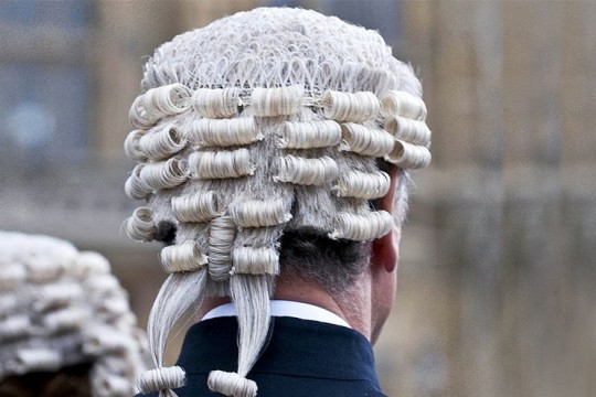 قاض بريطاني يرفض طلبا بوقف ترحيل طالبي لجوء إلى رواندا