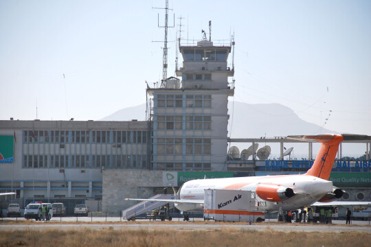 دبلوماسيون وأجانب آخرون متجمعون في مطار كابول لإجلائهم