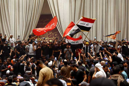 أنصار الصدر يقتحمون مجددا مقر البرلمان العراقي ويعلنون اعتصاما مفتوحا