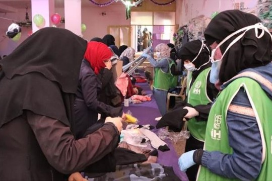 تركيا: توزيع ملابس شتوية على آلاف الأيتام بسوريا