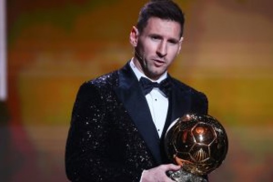 الأرجنتني ليونيل ميسي يتوج بجائزة الكرة الذهبية لعام 2021