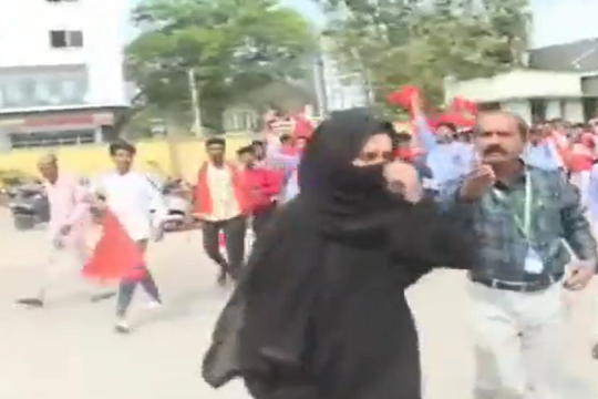 بعد حظره في جنوب الهند .. مسلمة تتحدى المتظاهرين الهندوس وتدخل جامعتها بالحجاب (فيديو)