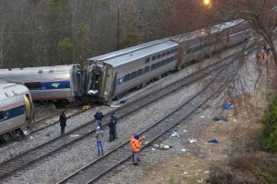 إصابة 13 شخصا على الأقل في تصادم قطارين جنوب انجلترا