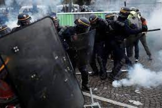 فرنسا: الشرطة تستخدم الغاز المسيل للدموع لتفريق المحتجين