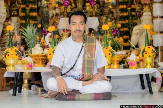 قال إنه يعيش بسعادة وزوجاته "يحبننه بجنون" .. فنّان تايلندي يتزوج 8 نساء ويجمعهن في منزل واحد! (فيديو)
