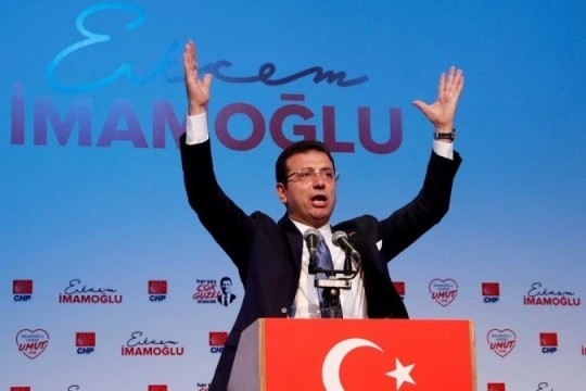 محكمة تركية تقضي بسجن رئيس بلدية إسطنبول ومنعه من ممارسة السياسة