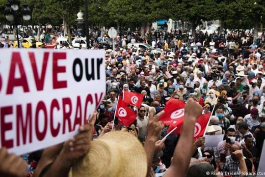 نيويورك تايمز: انهيار اقتصادي يهدّد البلاد تزامنا مع تراجع الديمقراطية في تونس