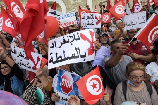 رويترز: قيس سعيّد يتذوّق طعم السلطة المطلقة في تونس