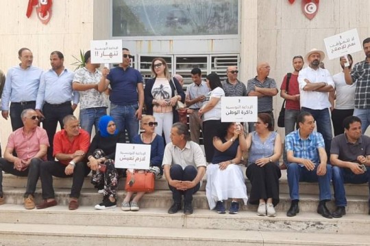 أبناء الإذاعة التونسية يحتجّون رفضا لسياسة اللامبالاة التي تنتهجها السلطة وعدم جدّيّتها في التعاطي مع ملفهم
