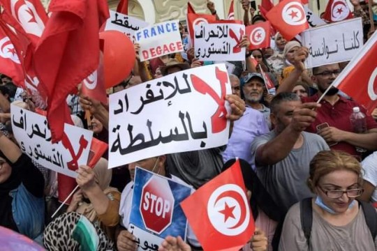 واشنطن بوست: تونس تنزلق نحو الديكتاتورية وعلى أمريكا التحرك