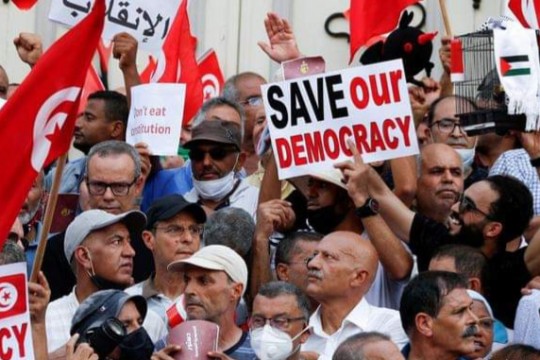صحيفة أمريكية: سياسيو تونس ارتكبوا أخطاء وأضاعوا فرصا والتجربة الديمقراطية في البلاد ماتت