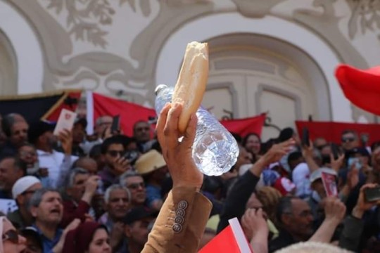 لوموند الفرنسية: بدء العدّ التنازلي لمرحلة عالية المخاطر في تونس