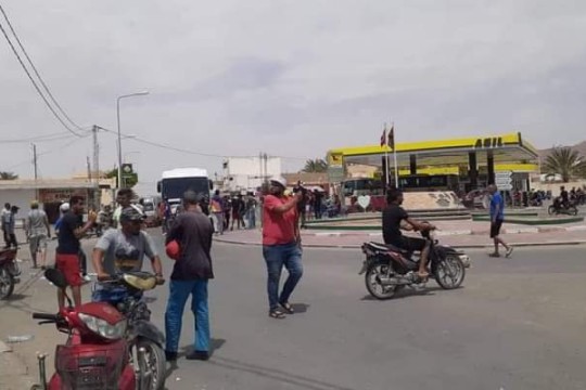 أحباء نجم المتلوي يغلقون الطريق الرابطة بين توزر وتونس العاصمة