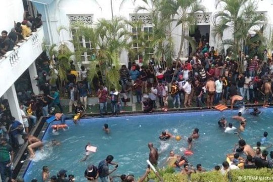 سريلانكا.. استقالات متتالية والمحتجّون يواصلون احتلال القصر الرئاسي