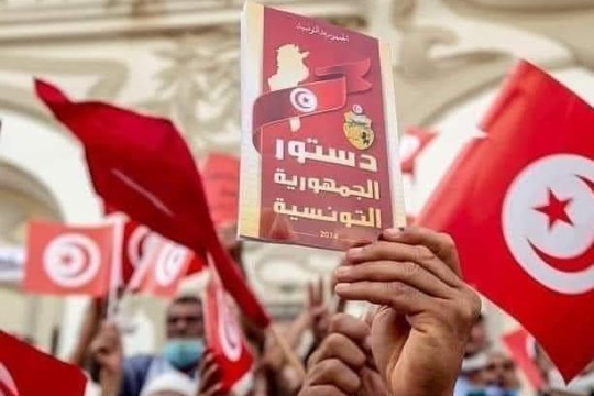 نيويورك تايمز: التونسيون يوافقون على دستور جديد يقوّض الديمقراطية
