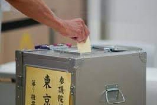 الائتلاف الحاكم في اليابان يفوز بالانتخابات بعد اغتيال آبي وتطلعات لتعديل الدستور السلمي