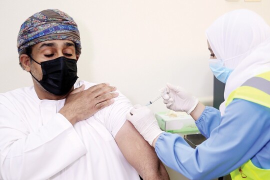 عمان.. التطعيم ضدّ كورونا شرط دخول المنشآت الترفيهية
