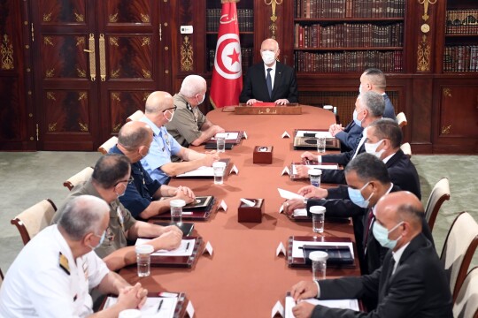 رئيس الدولة يشرف على اجتماع  أعضاء المجلس الأعلى للجيوش وقيادات أمنية عليا