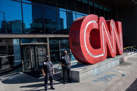 شبكة ''CNN'' تفصل موظفين قدموا إلى مقر عملهم دون تطعيم ضد كورونا