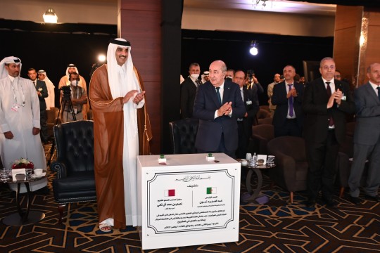 الرئيس الجزائري وأمير قطر يطلقان مشروع المستشفى الجزائري القطري الألماني ويفتتحان مصنعا للحديد والصلب