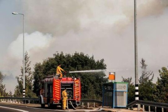 رجال الإطفاء يخلون بلدات خارج القدس وسط استعار حرائق الغابات