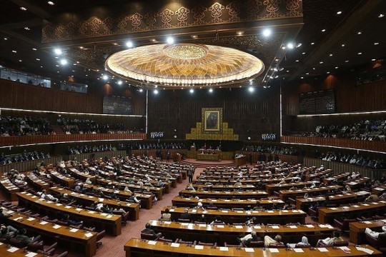 بعد طلب رئيس الحكومة: الرئيس الباكستاني يحل البرلمان