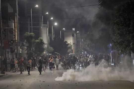 تجدّد الاشتباكات لليلة الثالثة على التوالي بين الأمن والمحتجين بحي التضامن
