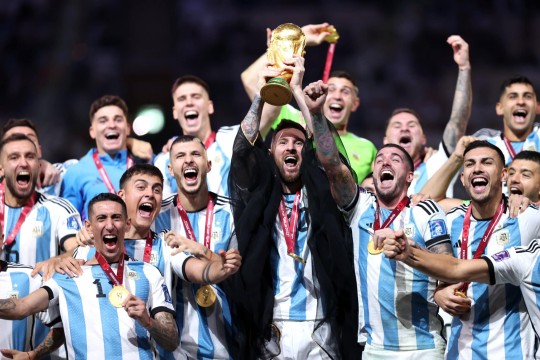 الأرجنتين تتوج بكأس العالم بركلات الترجيح على حساب فرنسا