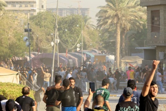 العراق.. أنصار مقتدى الصدر ينسحبون من أمام البرلمان بأمر منه