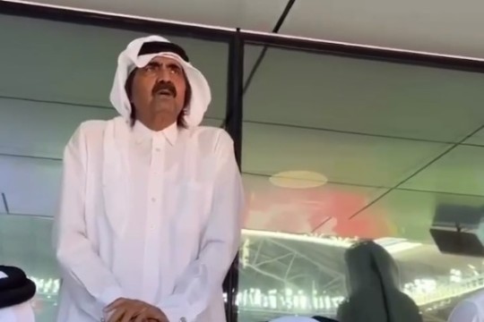 أمير قطر الوالد يردد النشيد الرسمي التونسي