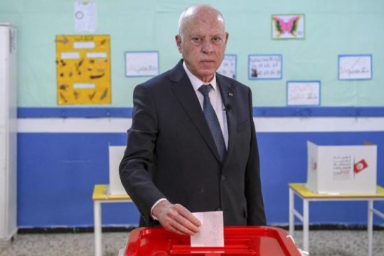 مجلة إيكونوميست: انتخابات تونس مهزلة تعزز حكم الرجل الواحد