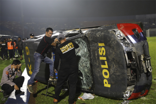 رئيس إندونيسيا يأمر بإيقاف الدوري بعد وفاة 174 مشجعا