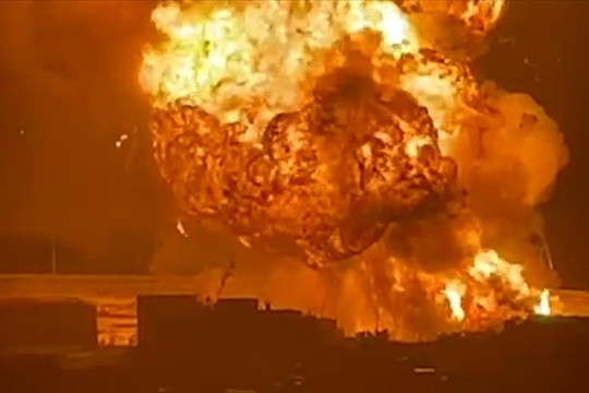 المغرب.. انفجار في مستودع تخزين غاز يتسبّب في حريق قرب ميناء مدينة المحمدية
