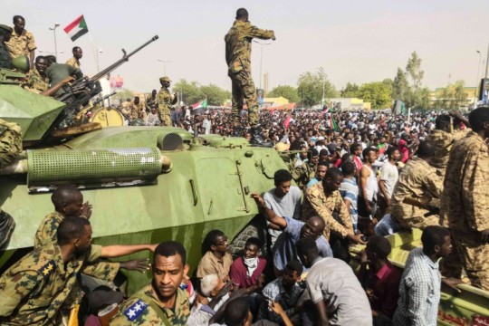أنباء عن انقلاب في السودان واعتقال رئيس وأعضاء الحكومة