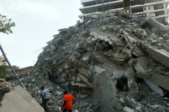 قتلى وعشرات المفقودين في انهيار ناطحة سحاب في نيجيريا