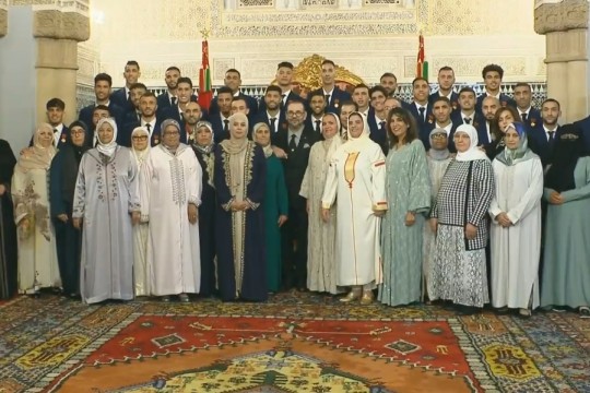 رفقة أمهاتهم.. الملك محمد السادس يكرّم لاعبي منتخب المغرب بعد عدوتهم من قطر