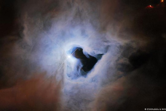 لم يفهم العلماء أصله.. صورة جديدة من تلسكوب هابل تظهر 'ثقب المفتاح' الكوني