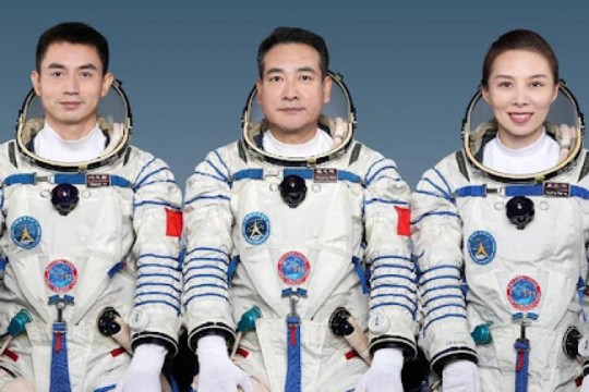 ثلاثة رواد فضاء صينيين يصلون إلى المحطة الفضائية في أطول مهمة