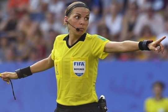 لأول مرة في التاريخ.. امرأة تدير مباراةً في كأس العالم
