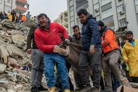 مشاهد تفطر القلوب من تركيا وسوريا بعد الزلزال المدمر