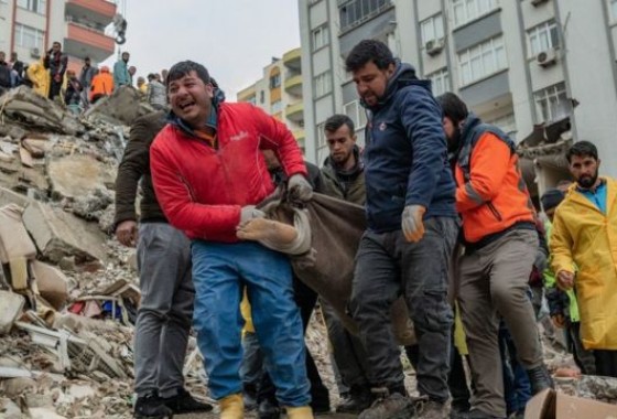 تركيا: ارتفاع عدد قتلى الزلزال إلى 1651 وأردوغان يُعلن الحداد 7 أيام