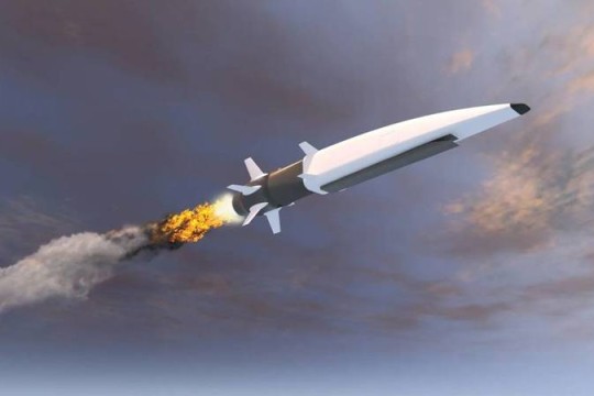 إيران تعلن تطوير صاروخ "فرط صوتي"