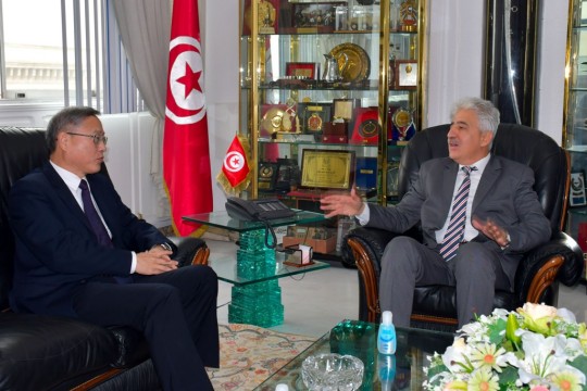 التعاون التونسي الصيني في المجال العسكري:  محور لقاء وزير الدفاع بسفير الصين بتونس