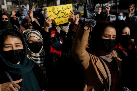 منظمات أجنبية تعلّق عملها في أفغانستان رداً على قرار طالبان حظر عمل النساء