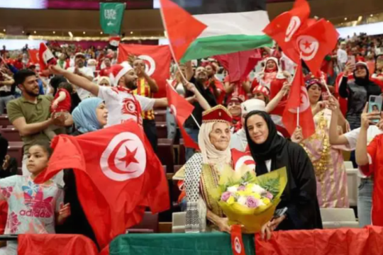 أصبحت حديث الإعلام العربي .. تونسية في عمر الـ86 عاما تشجع نسور قرطاج في الدوحة