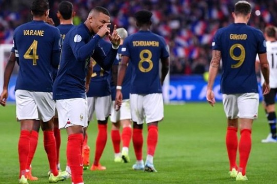 لماذا يصر أغلب لاعبي المنتخب الفرنسي على المشاركة في مباراة تونس؟