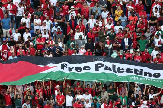 الغارديان البريطانية: فلسطين حاضرة بقوّة في مونديال قطر وإسرائيل منبوذة
