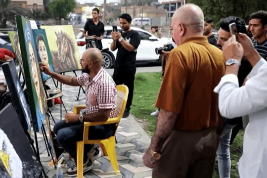فنان عراقي يرسم بإصبعه